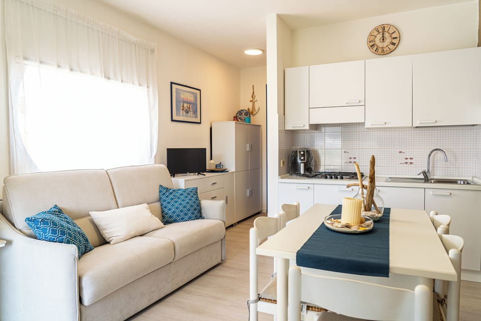 Studio, Balcony, Ocean View | Living room
