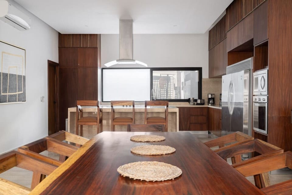 Where cooking meets dining—this kitchen and dining area has it all