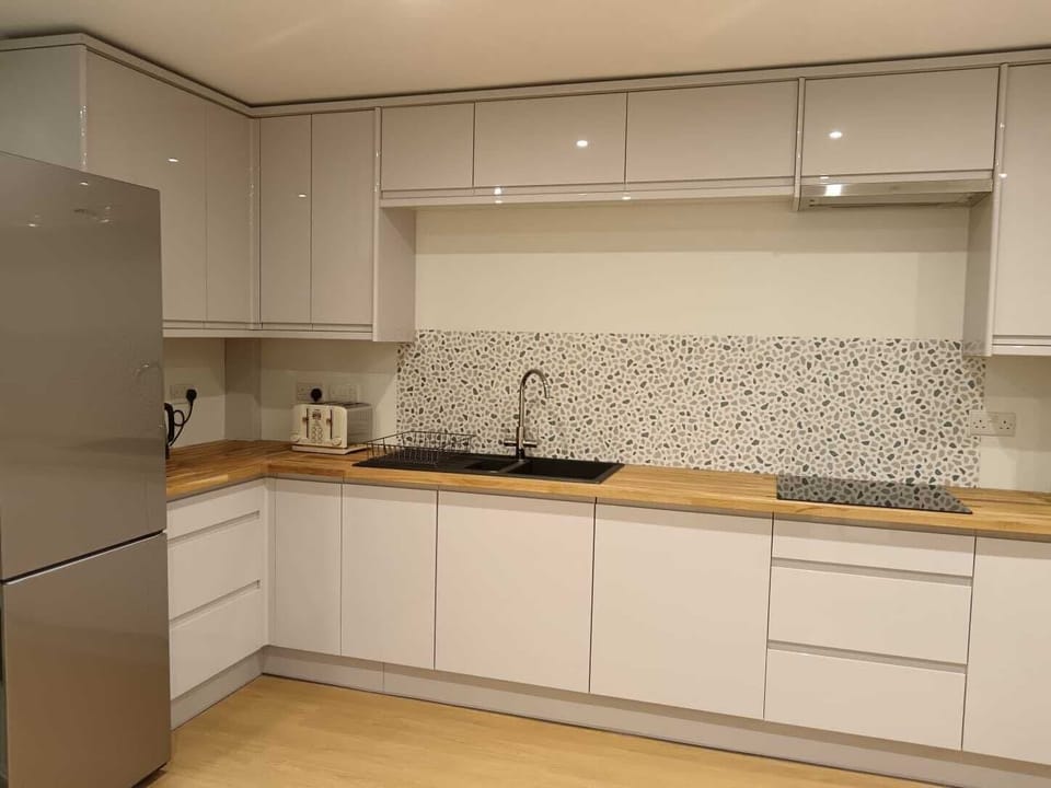 Comfort Townhome | Private kitchen | Full-size fridge, microwave, oven, stovetop