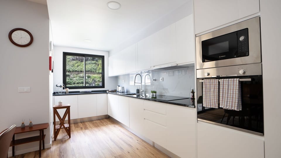 Cook, gather, and enjoy memorable moments in this modern fully equipped kitchen, combining stylish design, functionality, and everything needed for a comfortable Madeira stay.
#MadeiraStay #ModernLiving #HolidayHome