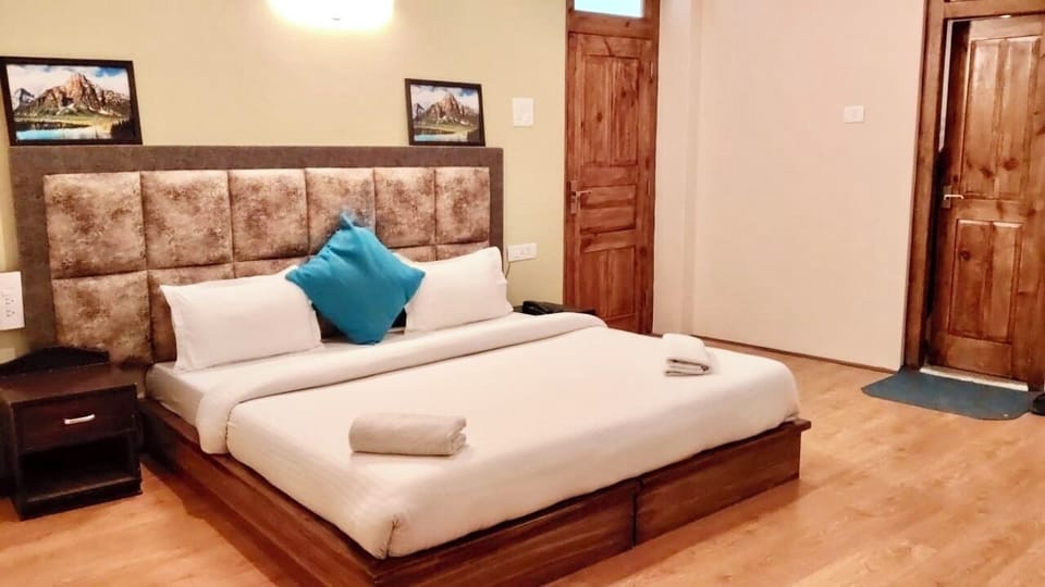 Standard Double Room, Balcony, Garden View | WiFi (free)