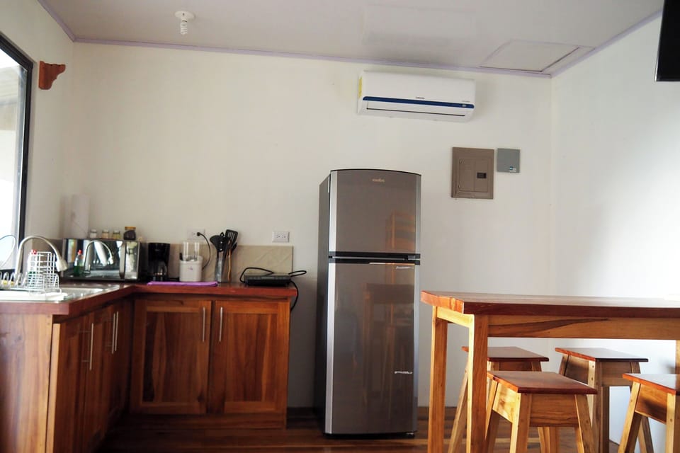 Bungalow Colibrí | Private kitchen | Fridge, microwave, stovetop, cookware/dishes/utensils