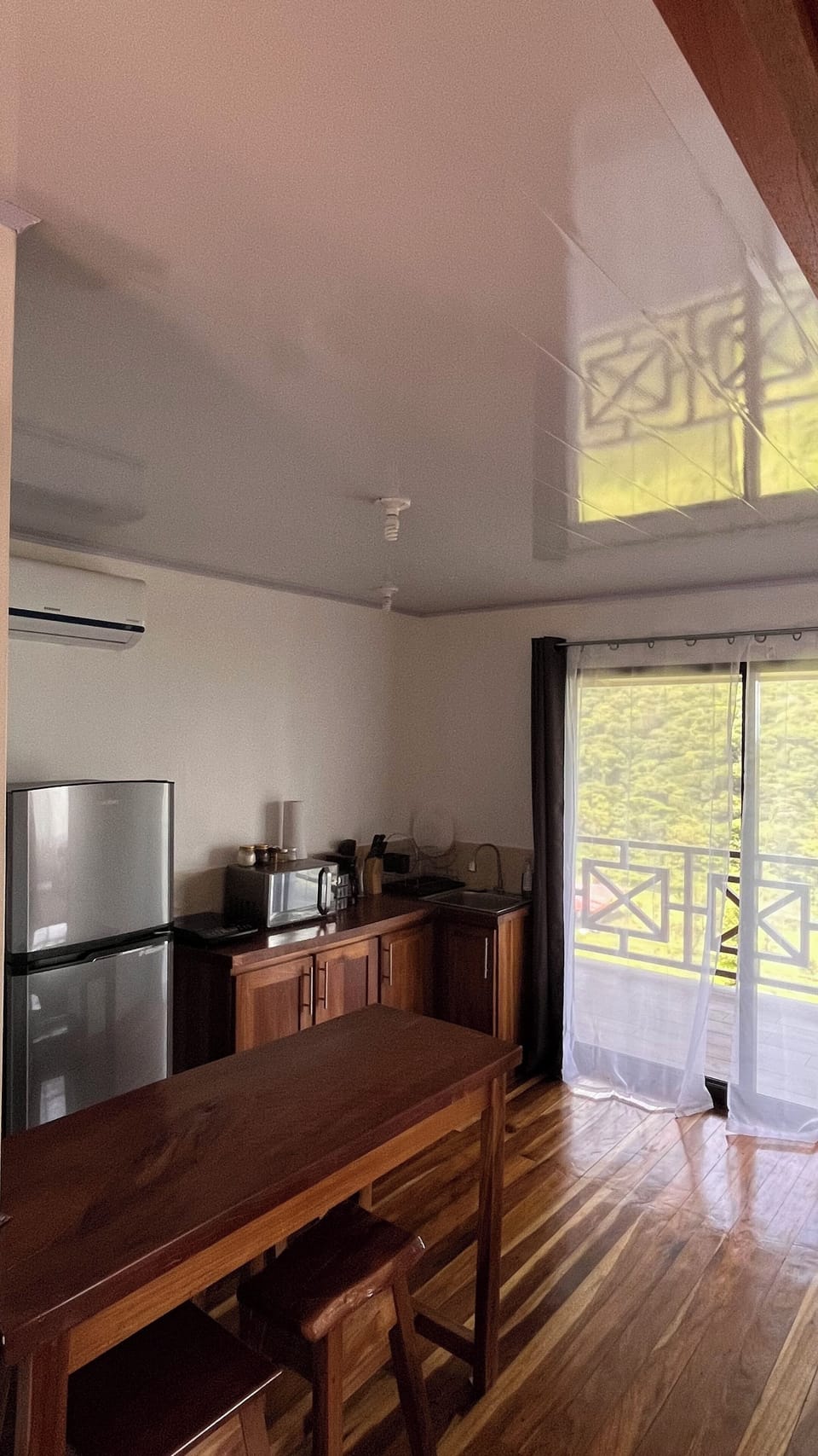 Fridge, microwave, stovetop, cookware/dishes/utensils