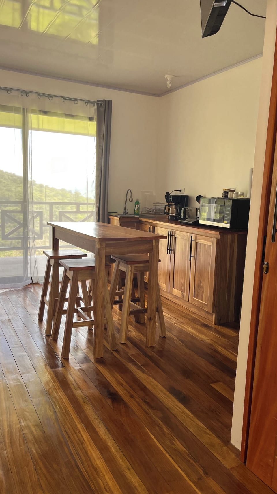 Bungalow Tucán | Private kitchen | Fridge, microwave, stovetop, cookware/dishes/utensils