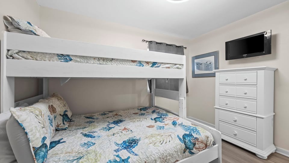 Guest Bedroom Queen Bed w/ TwinXL