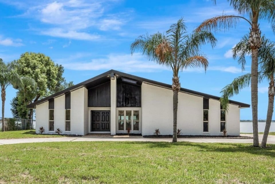 Welcome to Water's Edge in Lakeland, Florida. Your home base for Central Florida