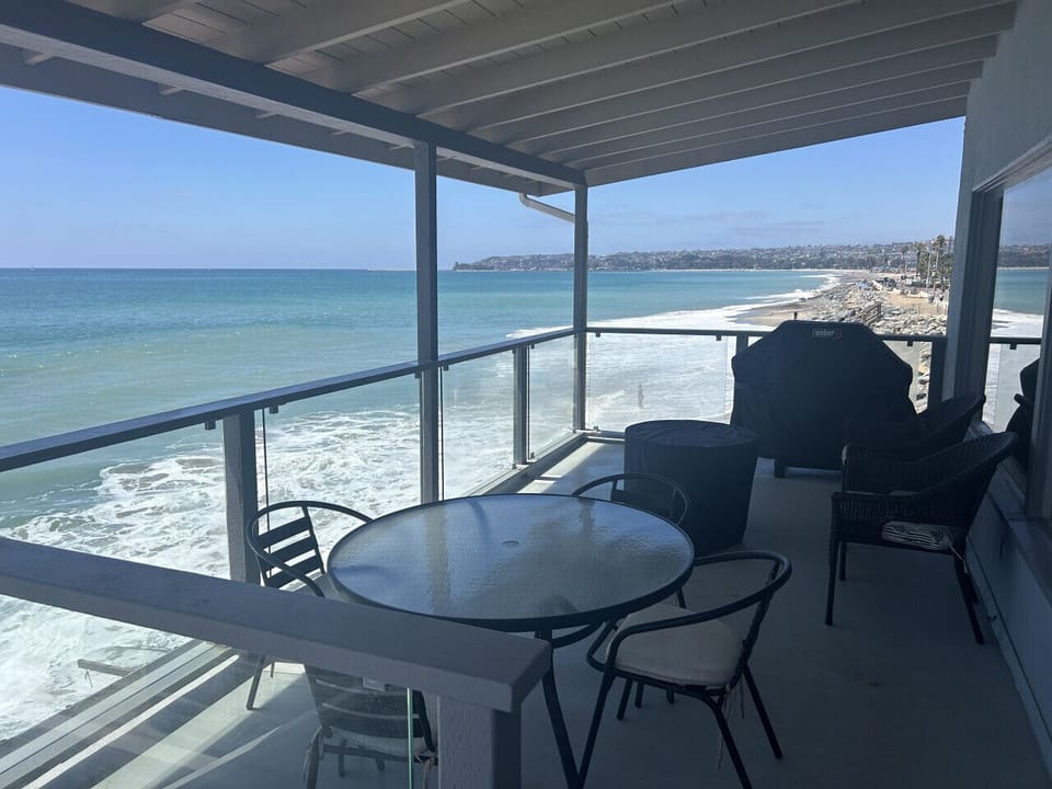 BBQ, Fire pit, table and chairs  (6)