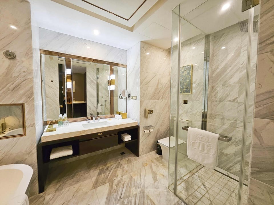 Separate tub and shower, deep soaking tub, hydromassage showerhead