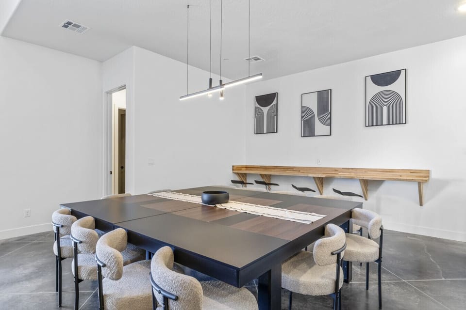 Open floor plan dining table and breakfast bench seats 16