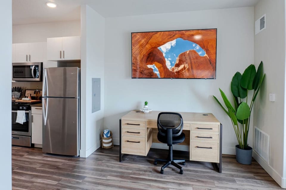 Work Space 75` Roku TV