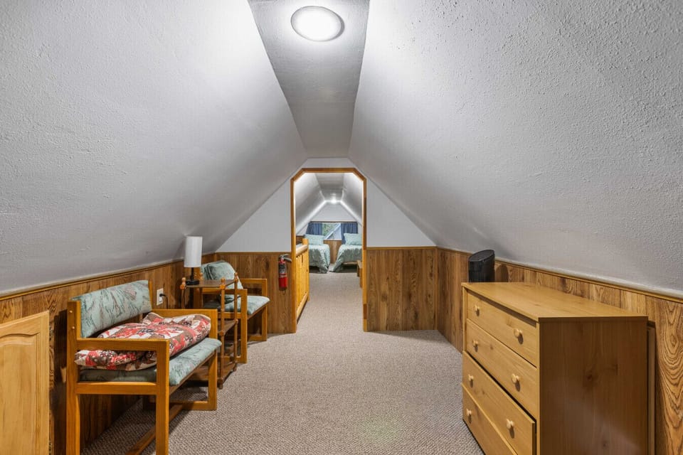 Bedroom 2 - 1 Queen Bed + 2 Single Beds