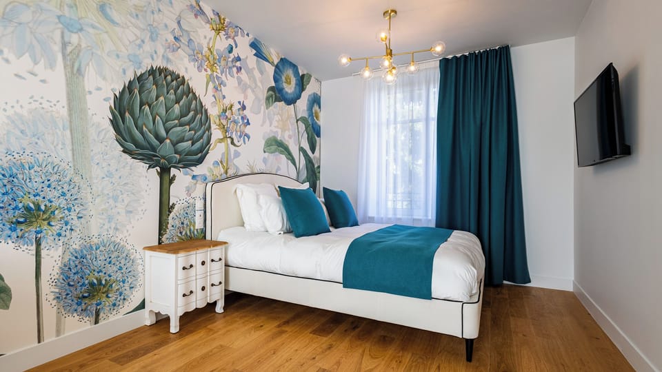Suite Printemps | In-room safe, blackout drapes, soundproofing, iron/ironing board