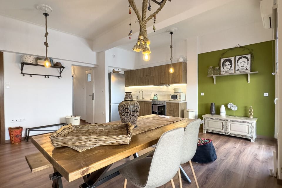 Spacious dining table!