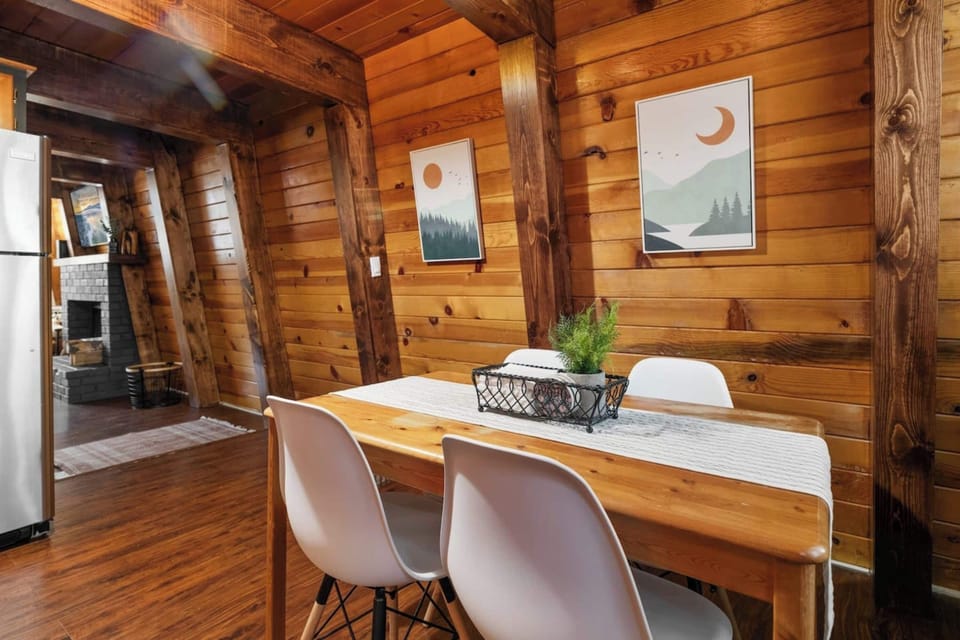 Signature Cabin, 2 Bedrooms, Non Smoking, Kitchen | In-room dining