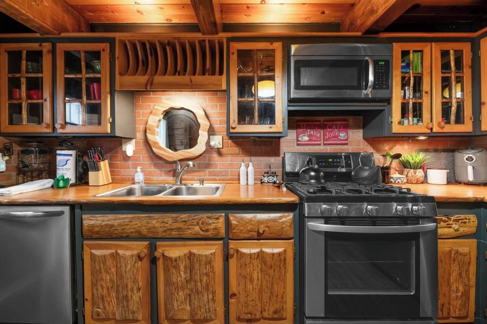Signature Cabin, 2 Bedrooms, Non Smoking, Kitchen | Private kitchen | Fridge, microwave, oven, stovetop