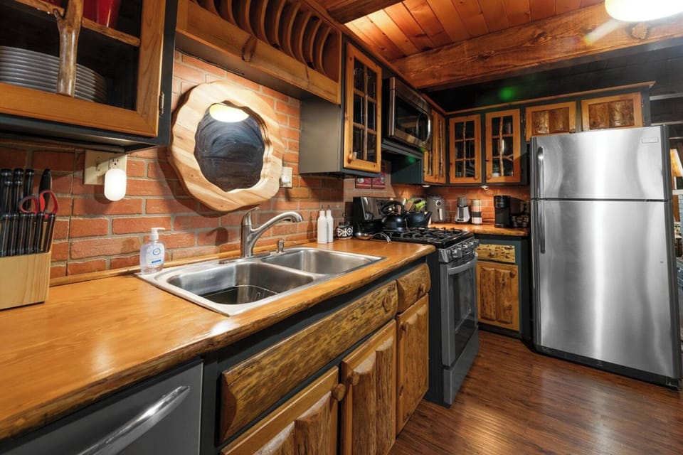 Signature Cabin, 2 Bedrooms, Non Smoking, Kitchen | Private kitchen | Fridge, microwave, oven, stovetop