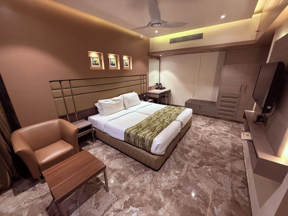 Deluxe Twin Room, City View | Interior