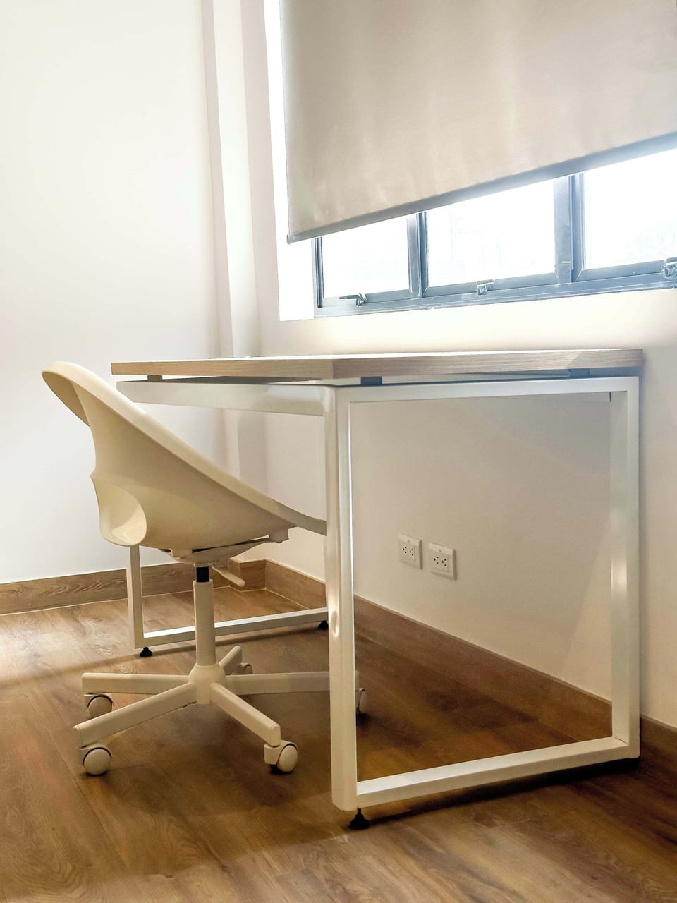 Comfortable work area in each room