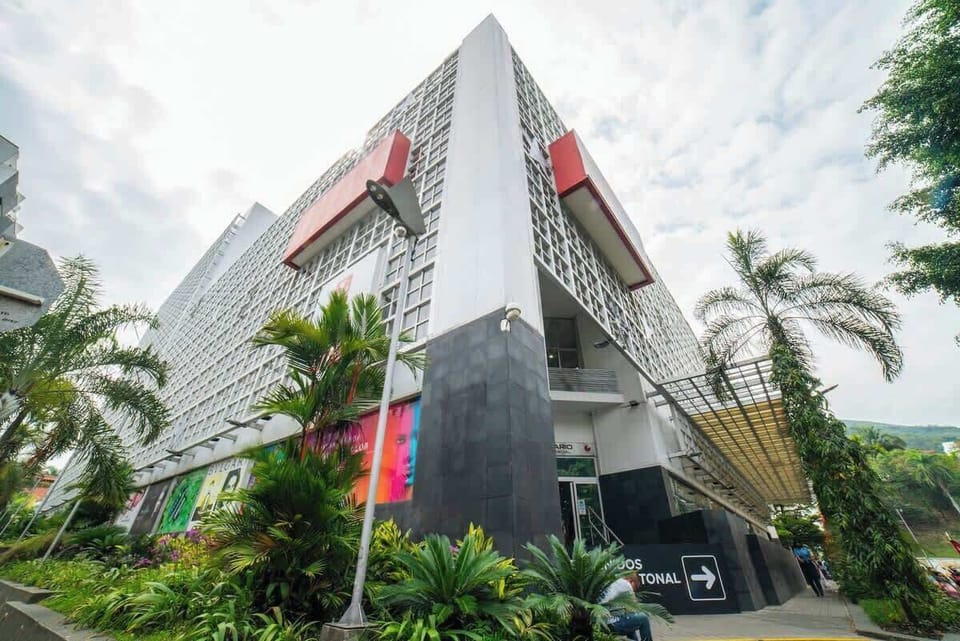 Centenario Shopping Center, located a 5-minute walk away. Cinema, supermarket, Smartfit gym, food court, Juan Valdez, pharmacy, etc. 