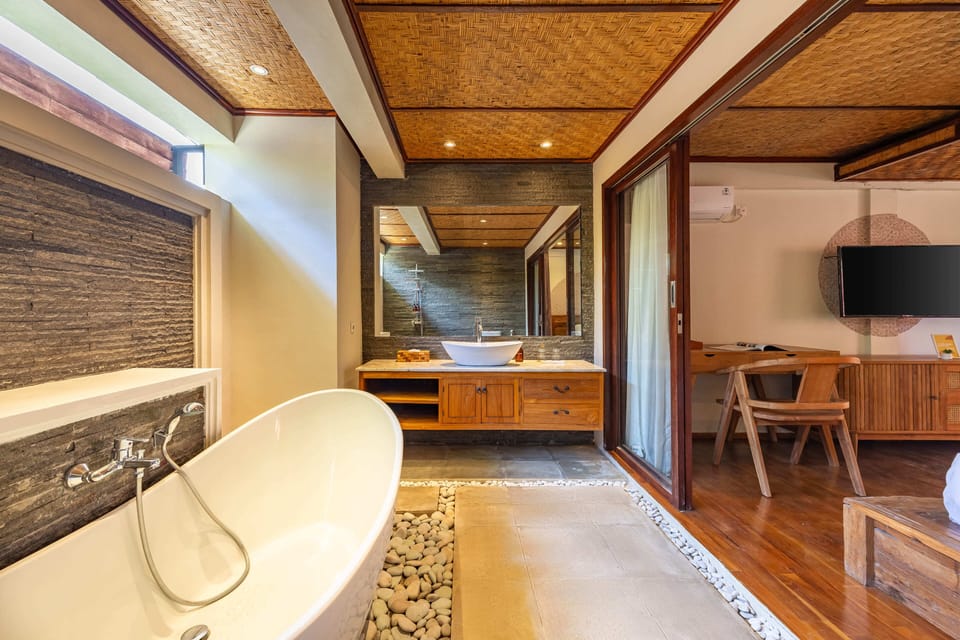 Deluxe Twin Room | Bathroom | Free toiletries, towels, soap, shampoo