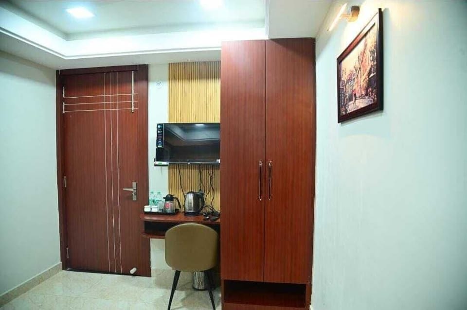 Comfort Room, Courtyard View, Courtyard Area | Desk, laptop workspace, iron/ironing board, free WiFi