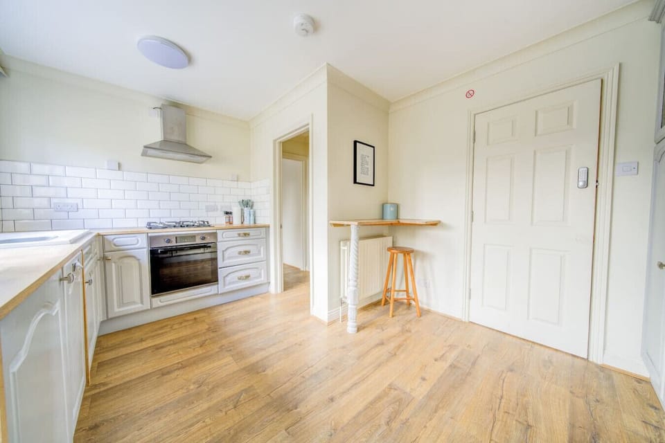 A gas oven, hob, and a charming breakfast perch tucked into the corner of the kitchen.