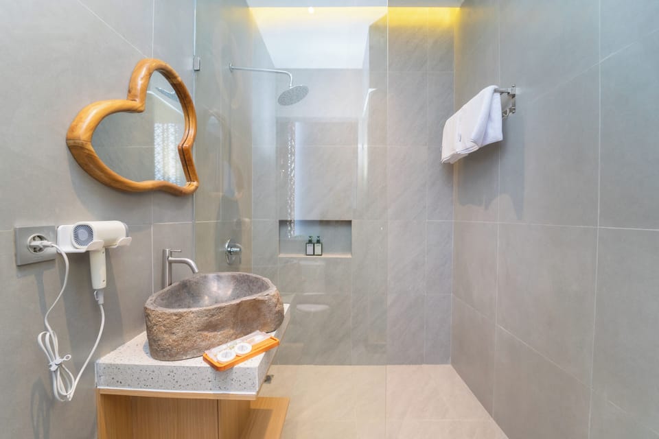 Deluxe Double Room | Bathroom | Shower, rainfall showerhead, free toiletries, hair dryer