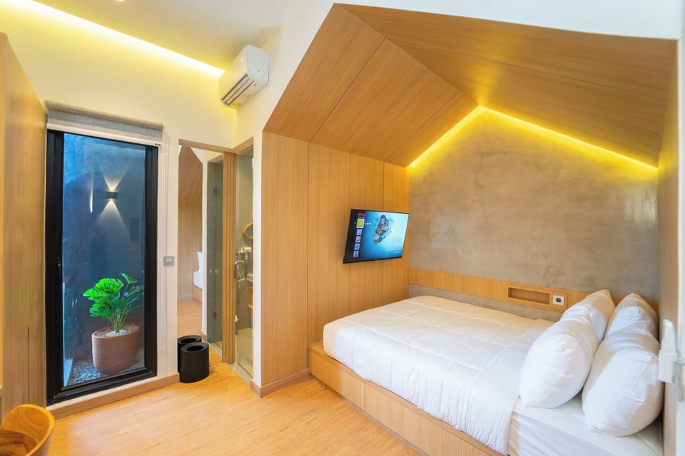 Deluxe Double Room | Desk, laptop workspace, WiFi (free), bed sheets