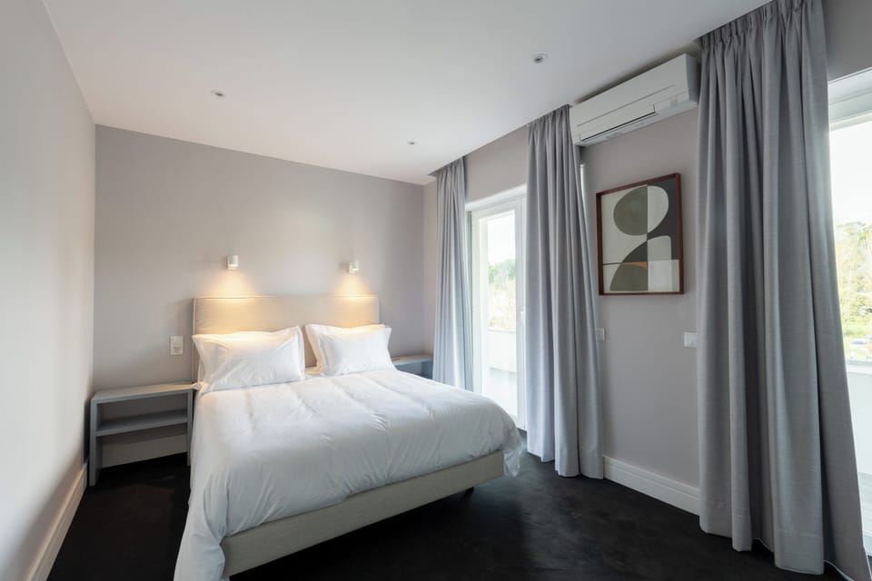 Premium bedding, memory foam beds, cribs (free), WiFi (free)