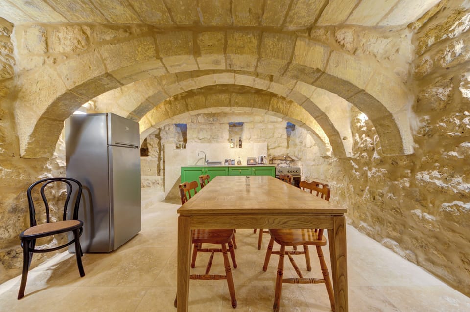 Room, 1 Bedroom, Smoking | Dining room
