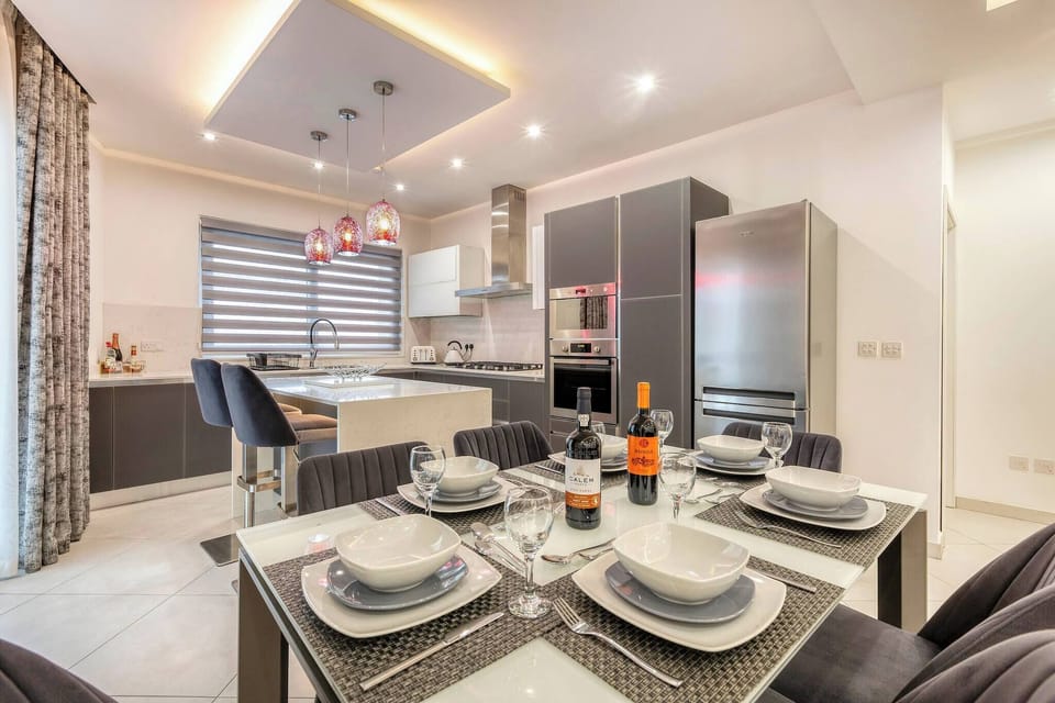 Apartment, 3 Bedrooms, Accessible, Smoking | Dining room