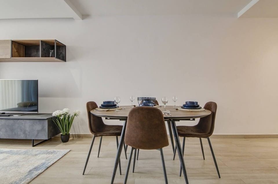 Apartment, 2 Bedrooms, Smoking | Dining room