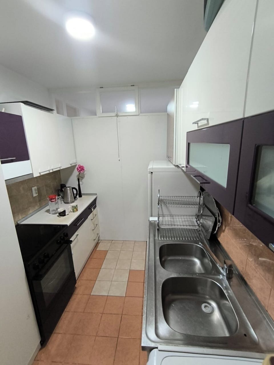 Comfort Apartment, Non Smoking | Private kitchen | Full-size fridge, microwave, oven, stovetop