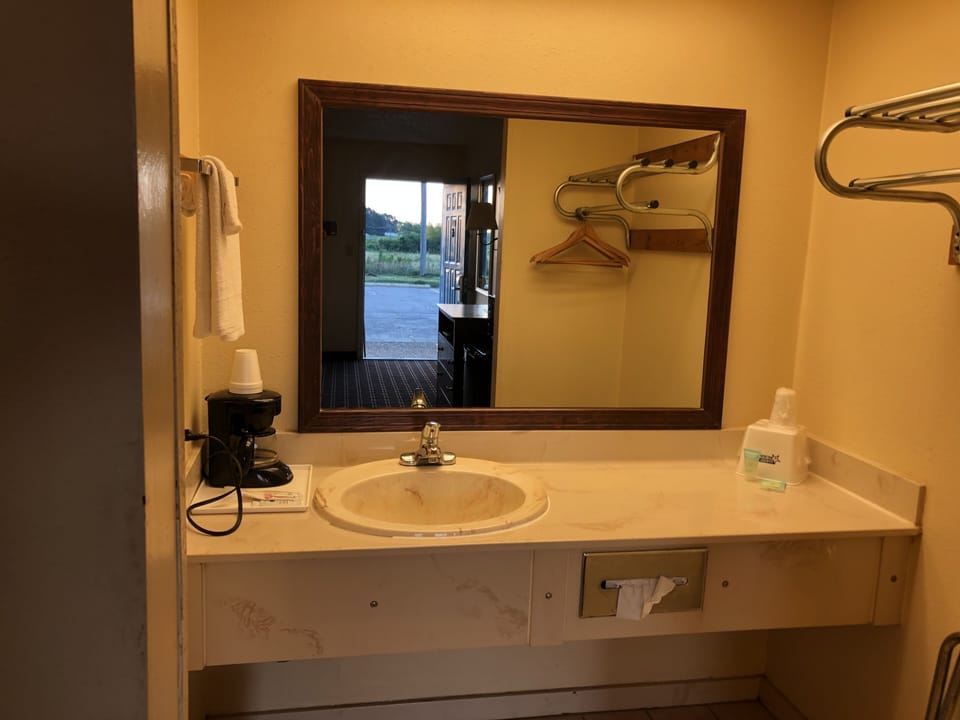 Room, 1 King Bed, Smoking | Bathroom | Combined shower/tub, free toiletries, hair dryer, towels