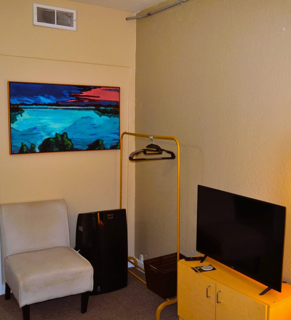 Room, 2 Bedrooms, Accessible | Living room
