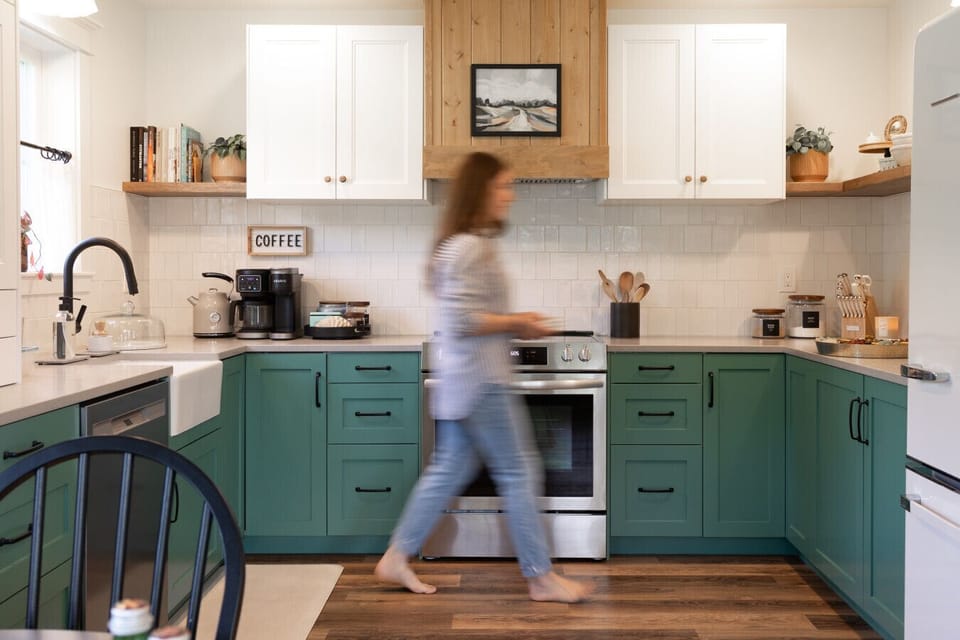 Perfect kitchen for family meals.  Or takeout.