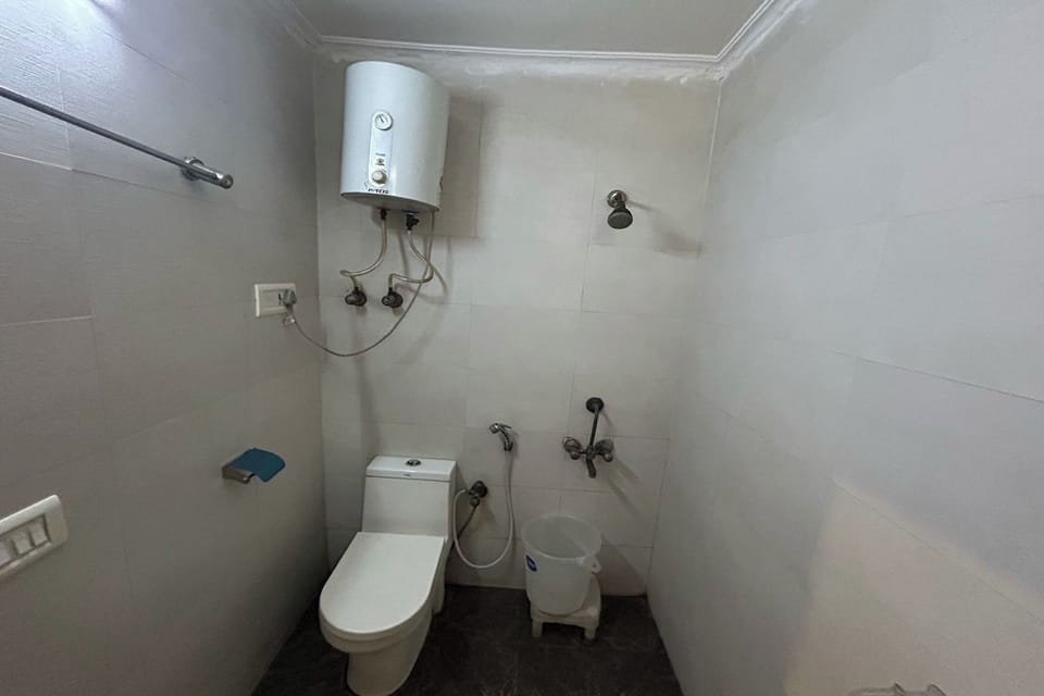 Deluxe Room | Bathroom | Shower, rainfall showerhead, free toiletries, towels