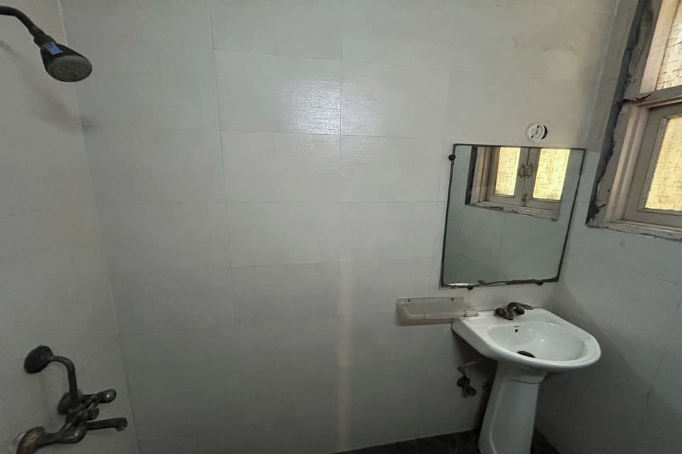 Deluxe Room | Bathroom | Shower, rainfall showerhead, free toiletries, towels
