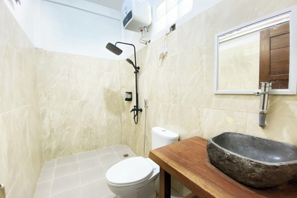 Shower, rainfall showerhead, free toiletries, towels
