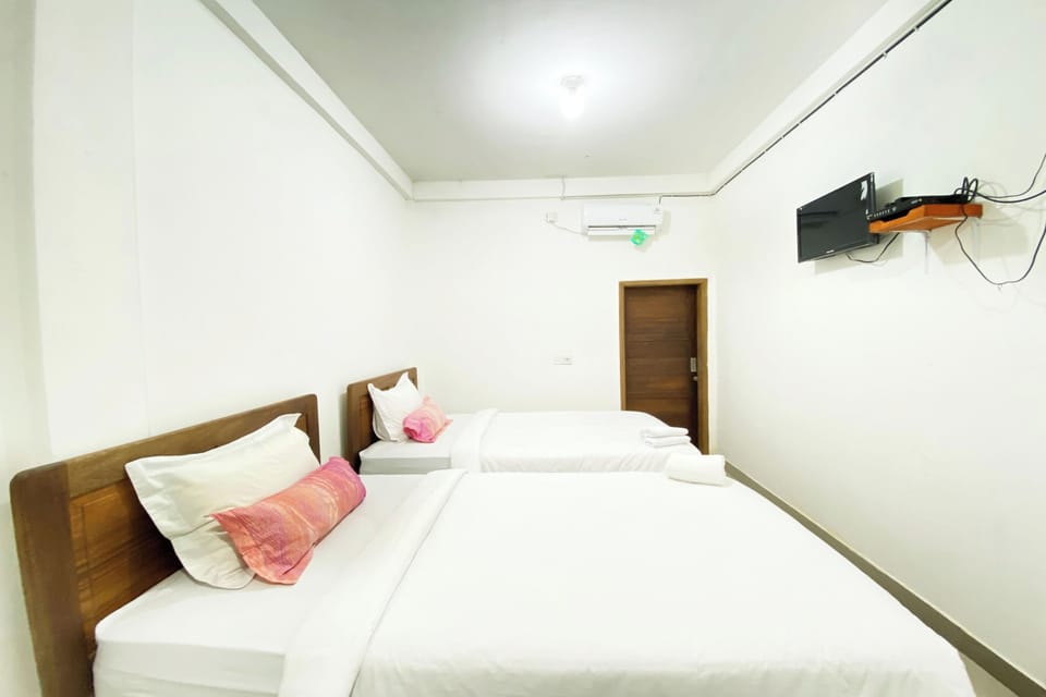 Deluxe Twin Room | Desk, WiFi (free), bed sheets