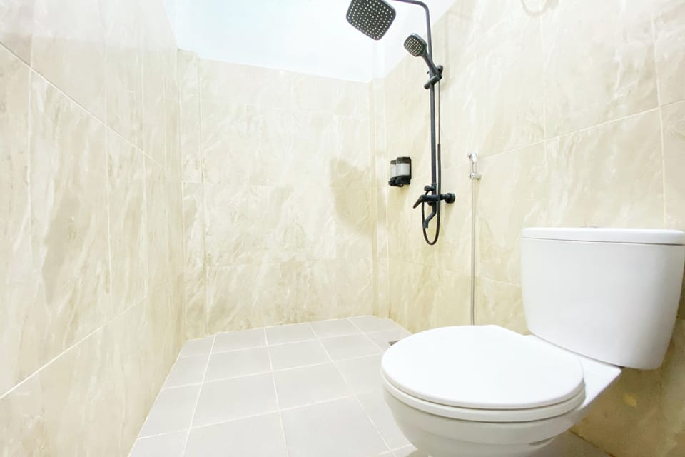 Shower, rainfall showerhead, free toiletries, towels