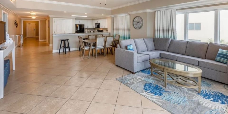 Lg Open fam room Dining area and Kitchen with bar seating