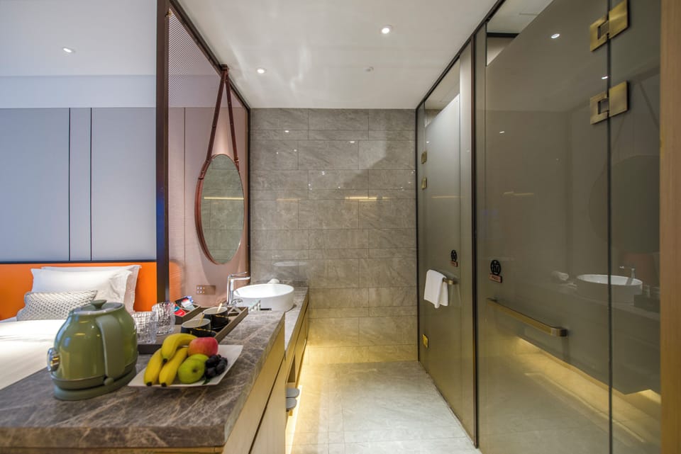 Deluxe Twin Room | Bathroom | Free toiletries, hair dryer, slippers, towels