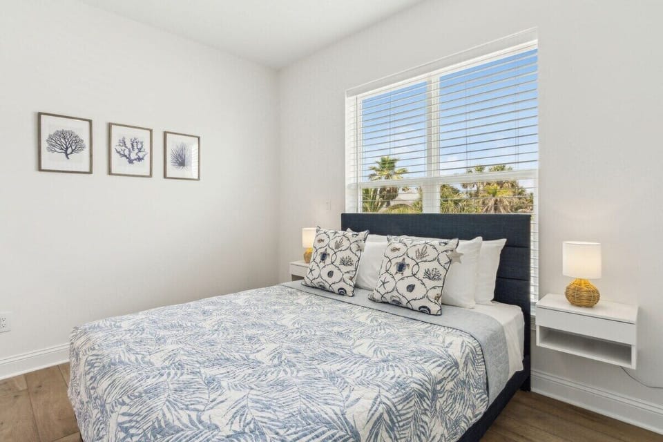 Queen bed and streaming TV