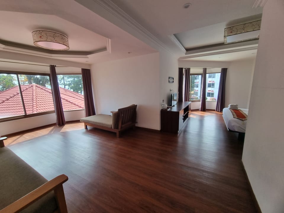 Deluxe Suite, Sea View | In-room safe, desk, laptop workspace, soundproofing