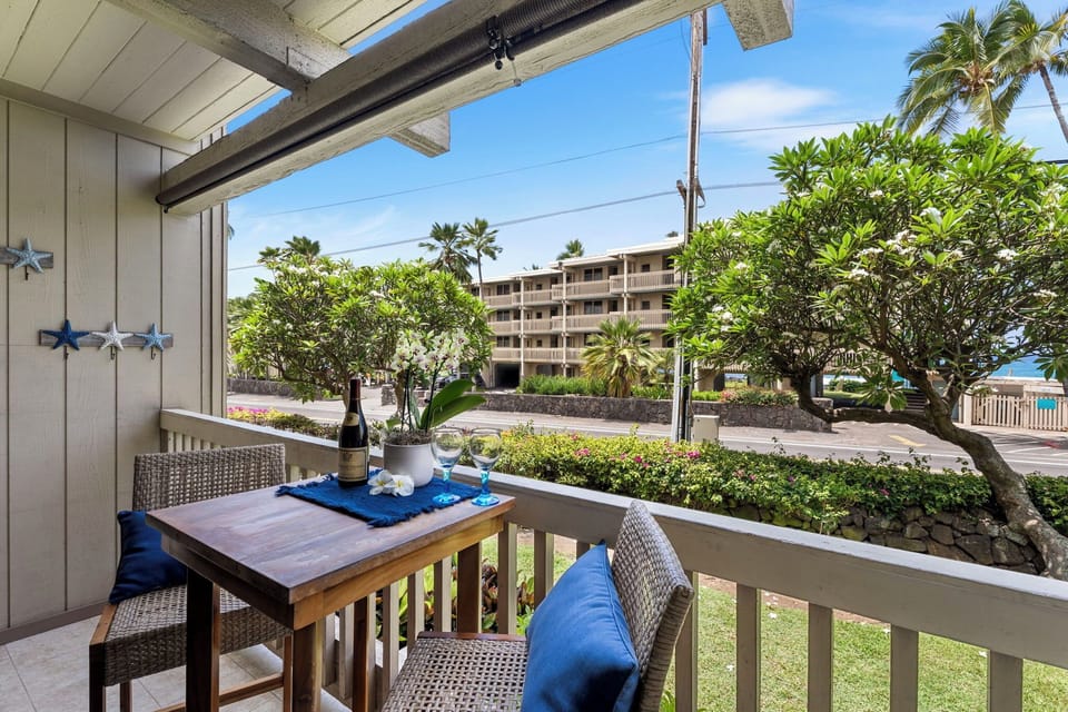 Outdoor dining on lanai