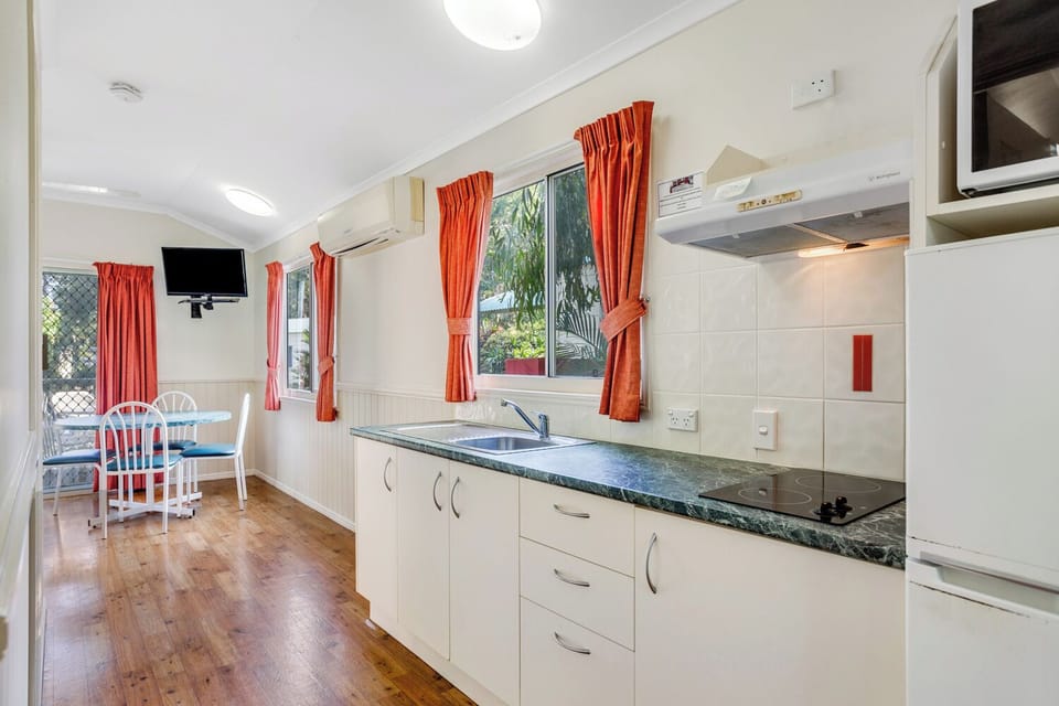 Full-size fridge, microwave, oven, stovetop