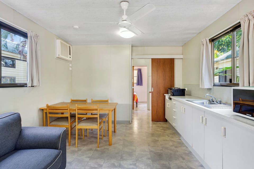 Full-size fridge, microwave, oven, stovetop