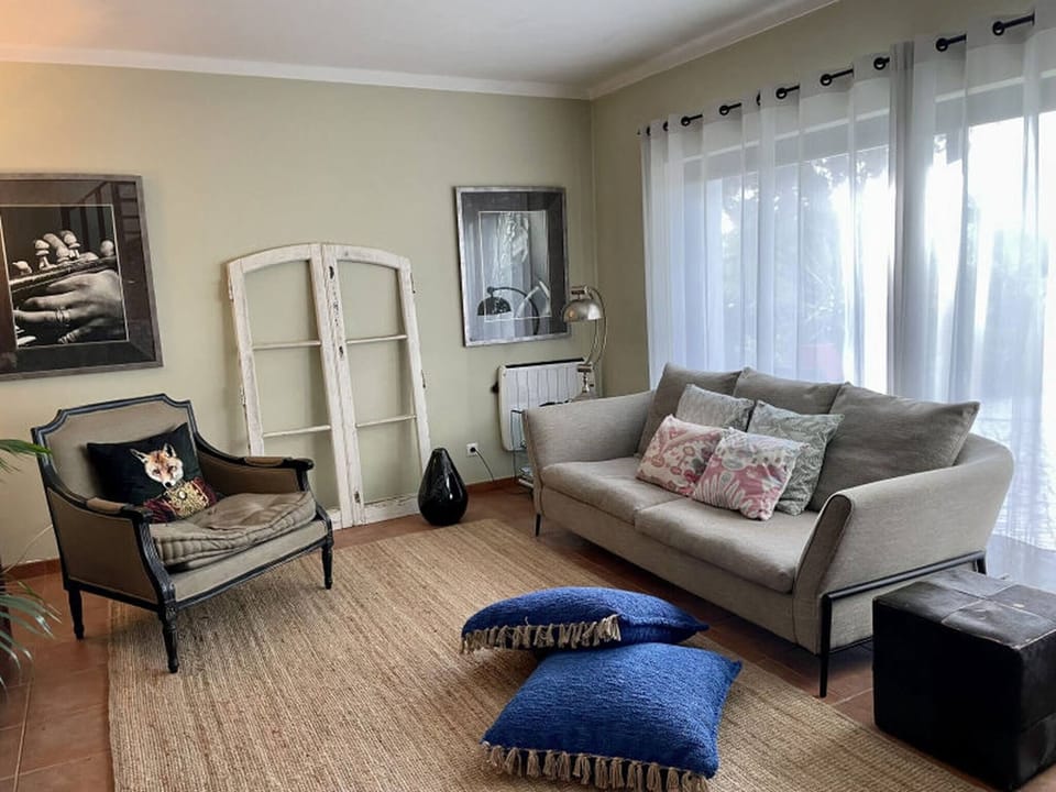 House, 3 Bedrooms, Accessible, Balcony | Living area | Books