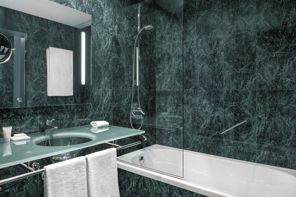 Bathtub, free toiletries, hair dryer, bidet